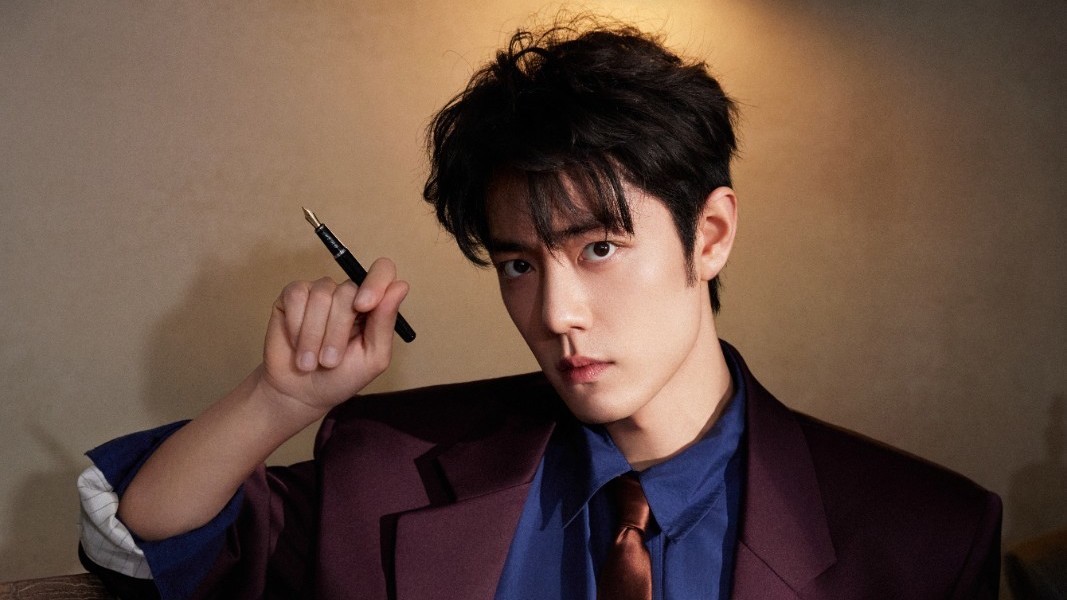 2025微博之夜红毯来袭,肖战身着蓝紫色西装亮相现场 2025微博之夜红毯来袭,肖战身着蓝紫色西装亮相现场