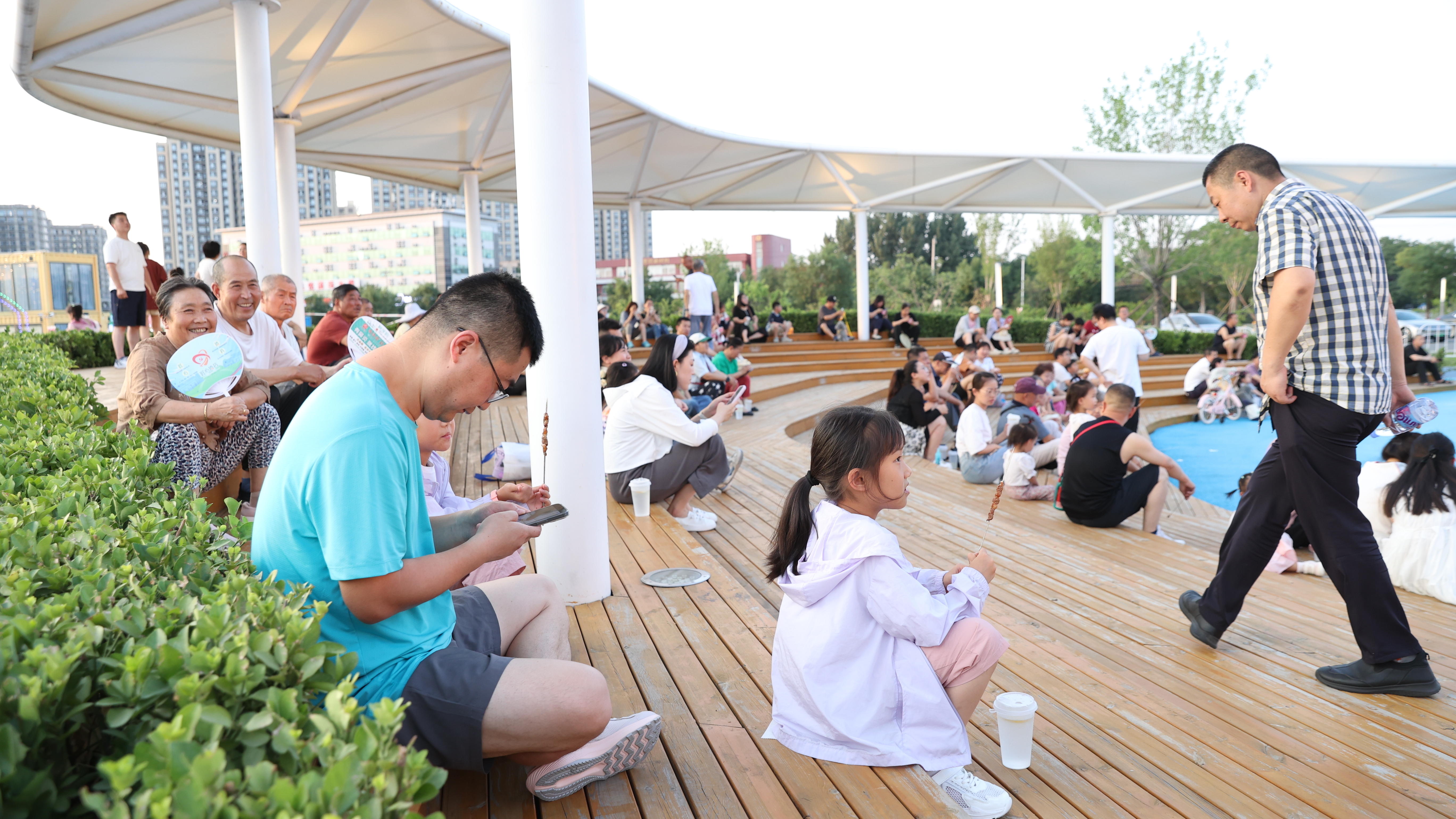 休闲好去处!单日人流量约500人,电竞中心人气旺 休闲好去处!单日人流量约500人,电竞中心人气旺