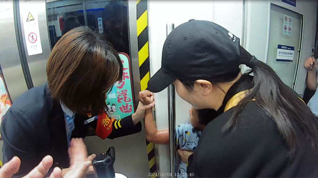 儿童手臂被扶手杆卡住 三座地铁站十分钟完成爱心“接力” 儿童手臂被扶手杆卡住 三座地铁站十分钟完成爱心“接力”