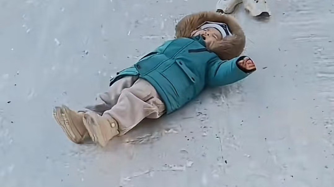 萌娃狂摔跟头三个姿势解锁新技能