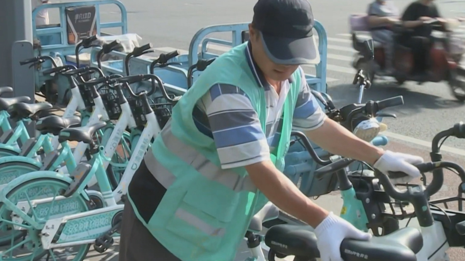 去年本市共享单车累计骑行量达11.44亿人次