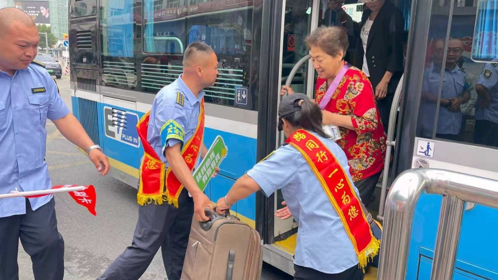 北京公交暖心护航 用爱点亮特殊群体出行路 北京公交暖心护航 用爱点亮特殊群体出行路