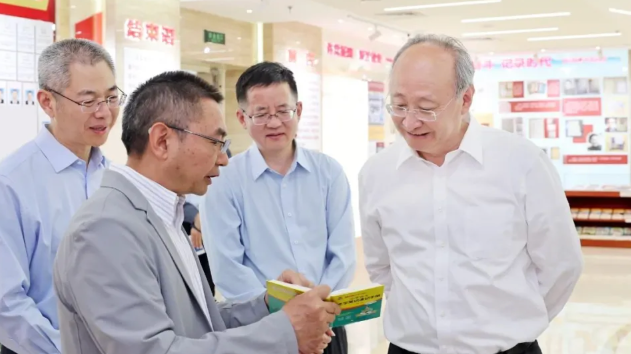 尹力：坚持以文化人以文惠民以文兴业 着力完善现代公共文化服务体系