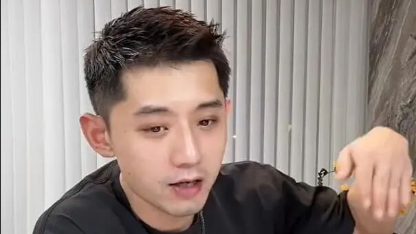 张继科回应：不知被谁一脚踹水里了，大家出门在外要注意安全