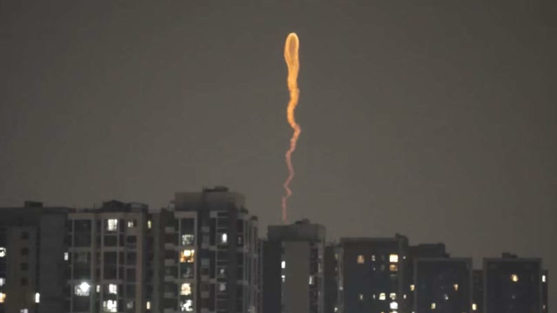 “夜光水母”!北京天空,惊现“火箭云” “夜光水母”!北京天空,惊现“火箭云”