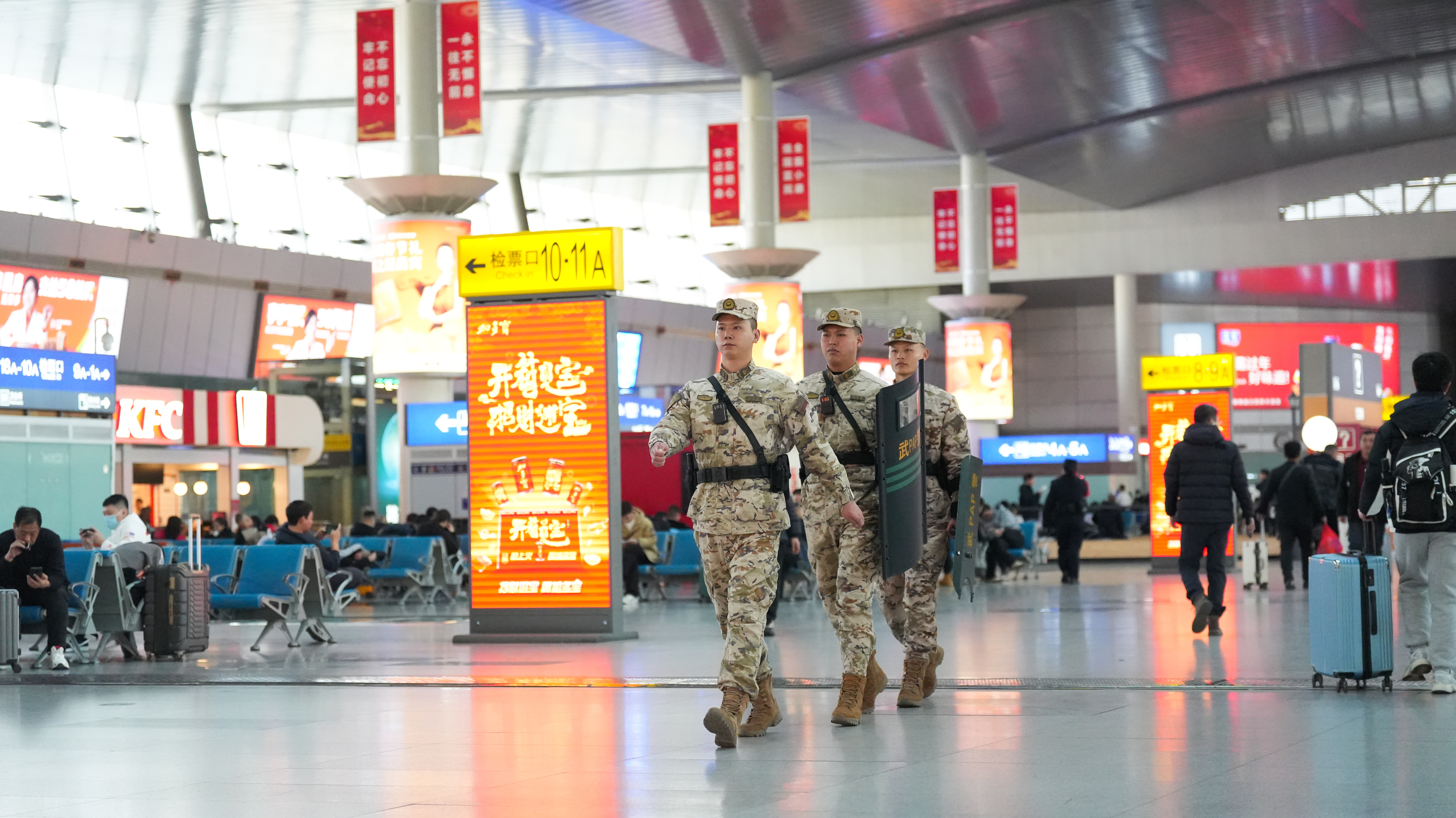 返程客流持续攀升，天津武警全时守护