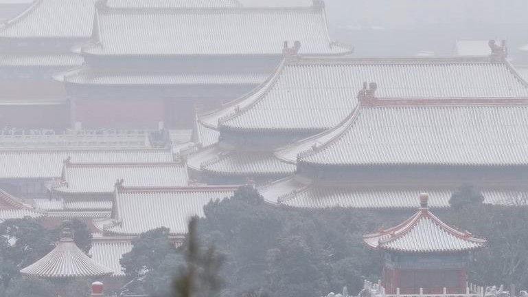 登景山万春亭望故宫,琼楼玉宇具象化了,市民踏雪寻京城美景 登景山万春亭望故宫,琼楼玉宇具象化了,市民踏雪寻京城美景