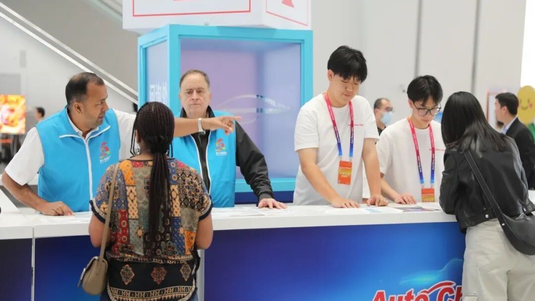 定格车展瞬间，致敬默默坚守的志愿者——
