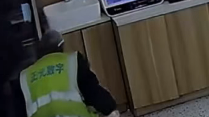 大爷不慎打翻餐盘 老板二话不说重做一份 亲自送上 大爷不慎打翻餐盘 老板二话不说重做一份 亲自送上