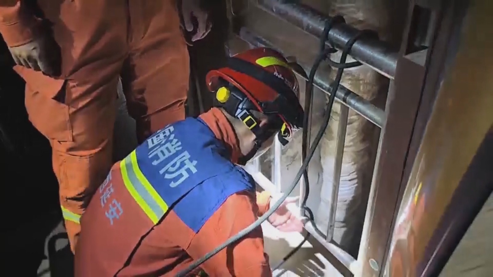 一醉酒女子凌晨坠入楼缝中 消防成功施救 一醉酒女子凌晨坠入楼缝中 消防成功施救