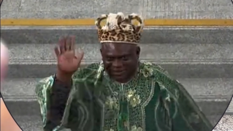 外国人感叹中国给的安全感 偶遇尼日利亚酋长不带保镖在等高铁