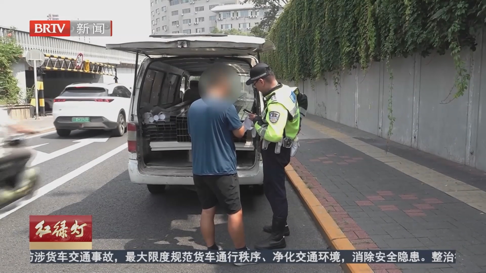 面包车载钢架 贪图方便隐患大