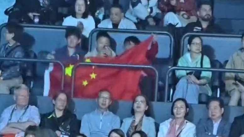 伦敦世乒赛赛场下小朋友挥舞五星红旗 伦敦世乒赛赛场下小朋友挥舞五星红旗