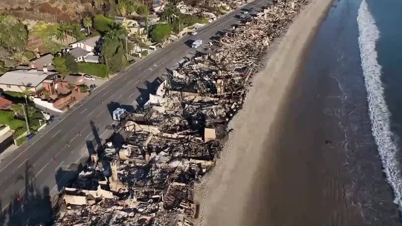 15万人怒而请愿！洛杉矶山火失控谁来担责？