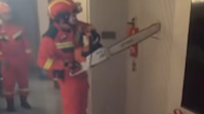 隐形门故障导致人员被困 还得是消防!机动链锯破门才行 隐形门故障导致人员被困 还得是消防!机动链锯破门才行