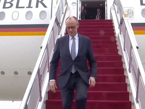 德国总理默茨抵达北京，下机时满脸笑意