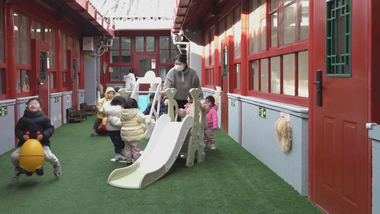 北京积极推动嵌入式托育服务进社区 普惠比例达百分之五十一 北京积极推动嵌入式托育服务进社区 普惠比例达百分之五十一