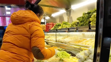 看不见路,却被一位姐姐牵着去吃麻辣烫,暖心姐姐,让这个冬天不再冷 看不见路,却被一位姐姐牵着去吃麻辣烫,暖心姐姐,让这个冬天不再冷