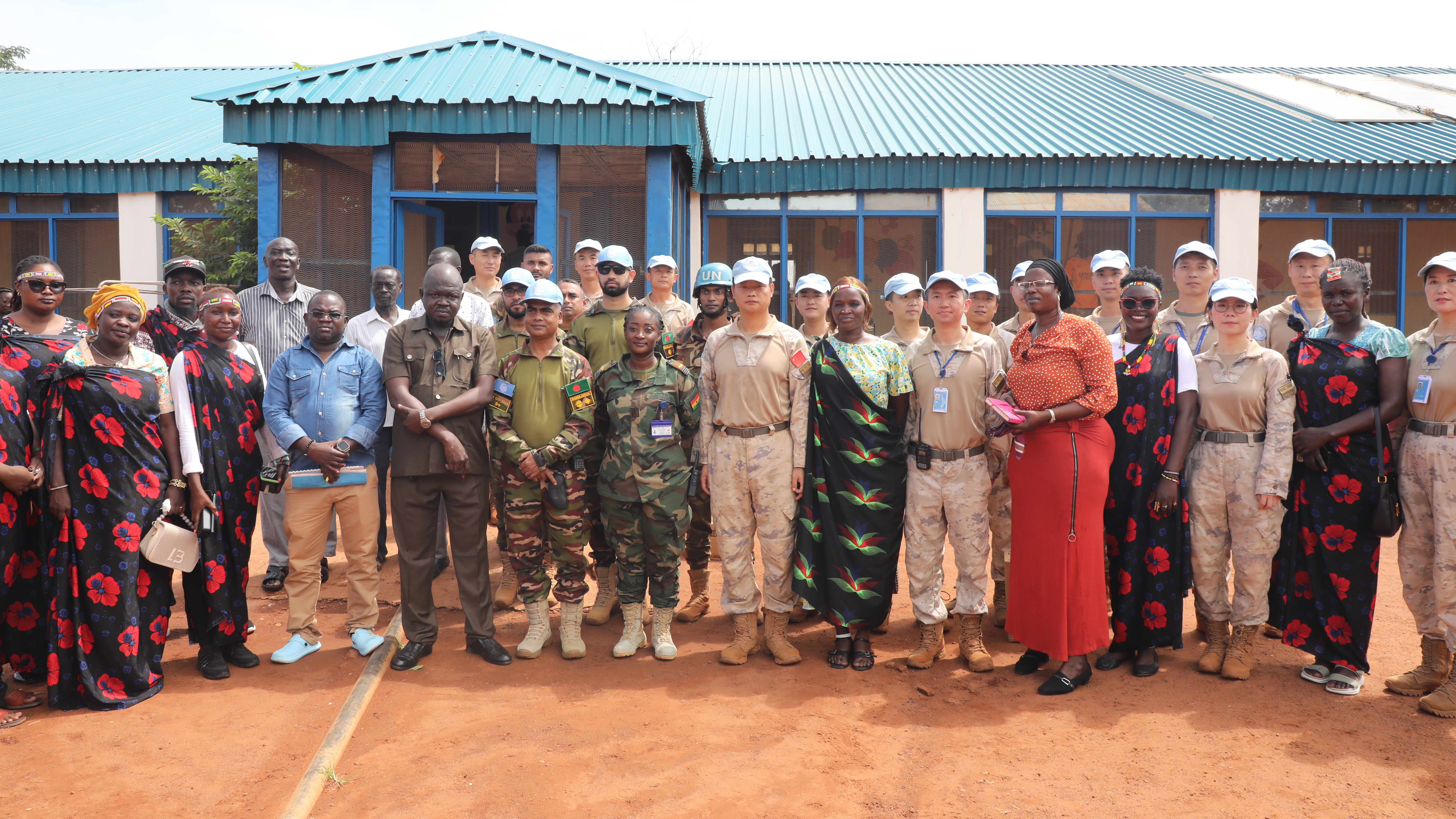 中国维和工兵分队向南苏丹儿童医院捐赠物资