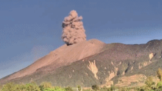菲律宾坎拉翁火山发生喷发 灰柱达1200米 菲律宾坎拉翁火山发生喷发 灰柱达1200米