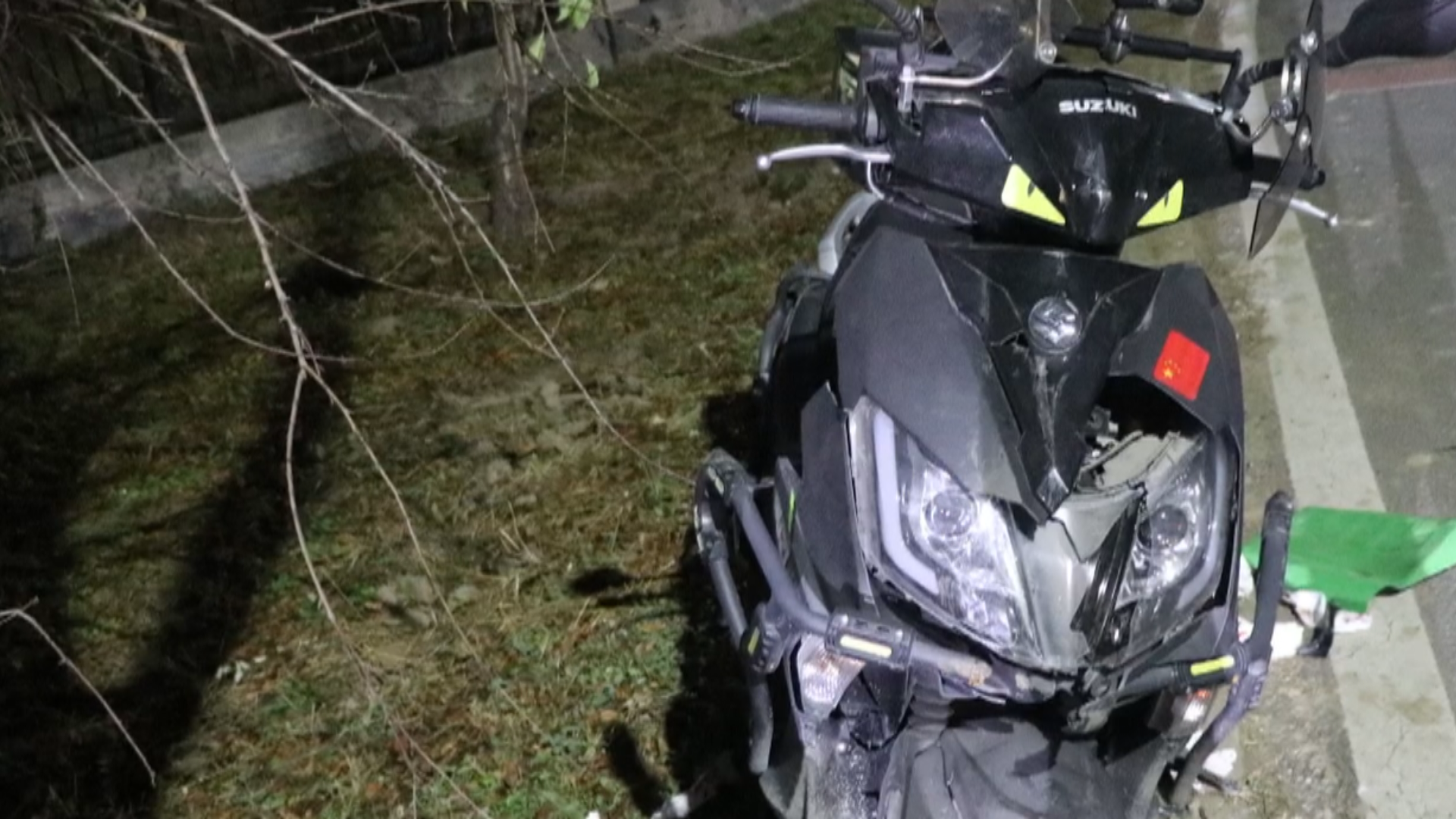 男子酒后无证驾驶摩托车 拐弯时撞树颅脑出血