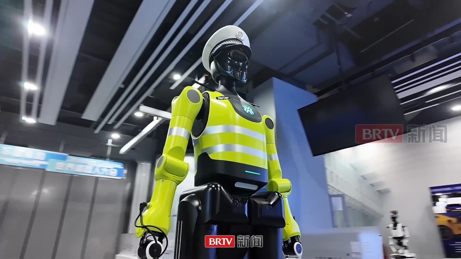 北京首个机器人交警上岗！ 警号：JQR001