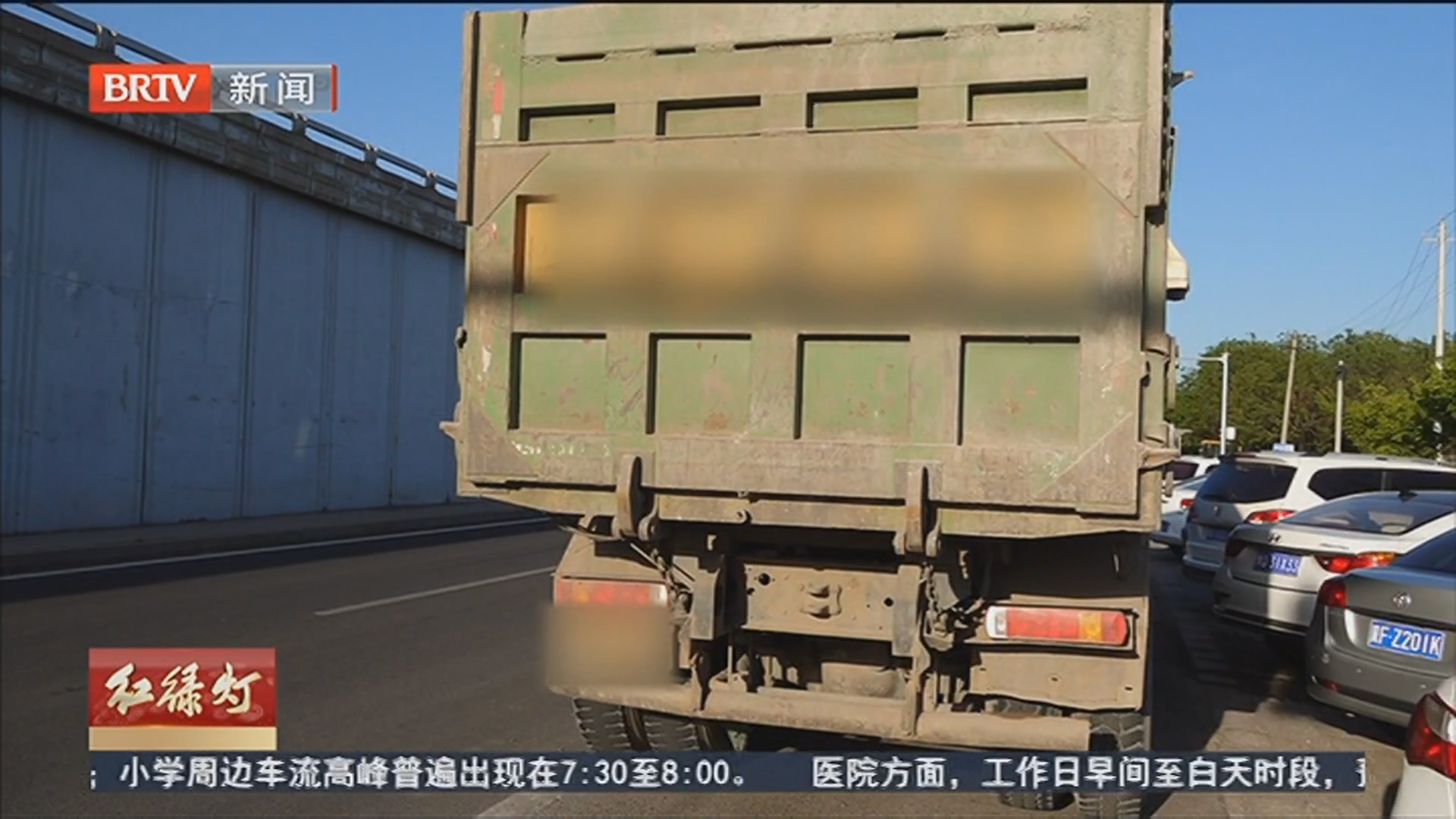 路口交通情况复杂 民警设岗执法净化交通环境