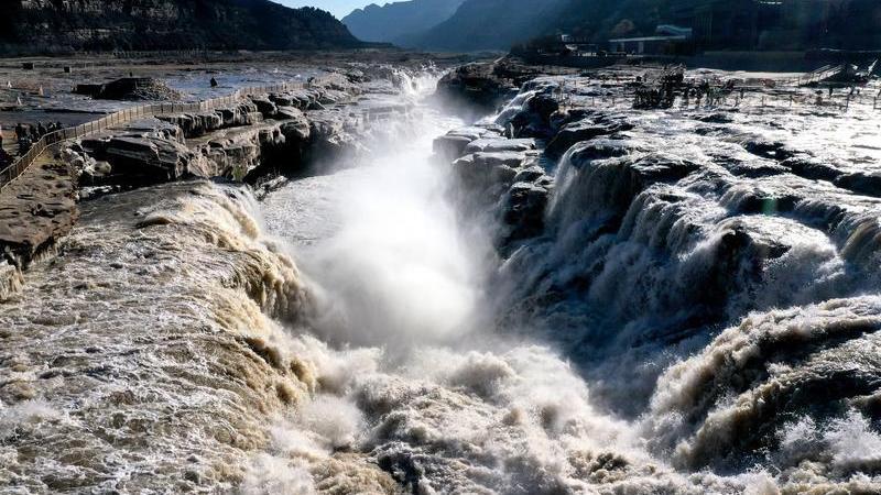 奇观!黄河壶口瀑布出现今冬首次流凌 奇观!黄河壶口瀑布出现今冬首次流凌