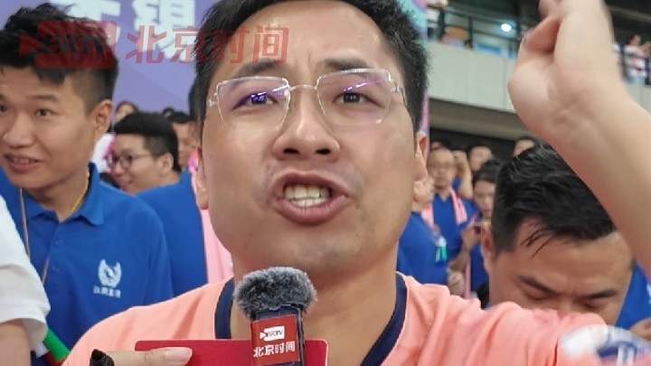 网红叨叨傅到“苏超”现场给无锡队加油