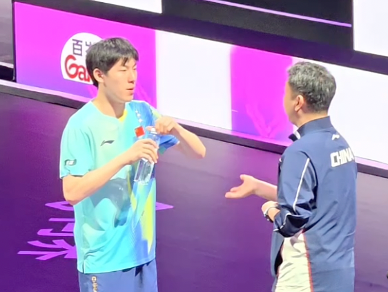 拿下第一局后，温瑞博蹦蹦跳跳来到教练面前