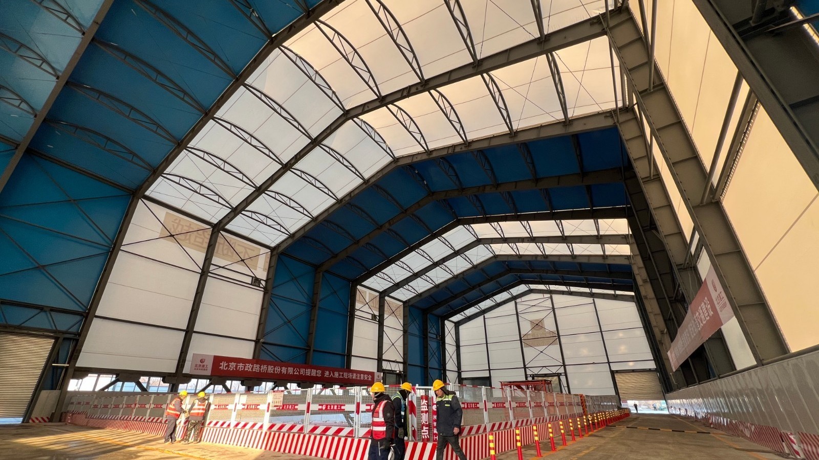 北京新建地铁首个钢结构支撑膜结构罩棚在1号线支线亮相