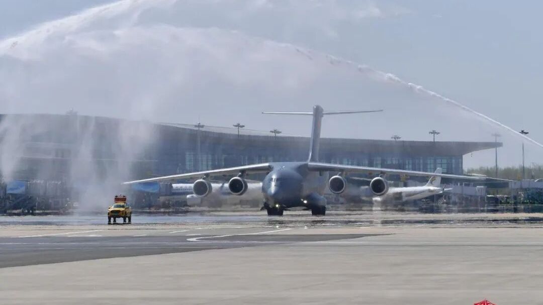 满城“中国红” 再迎英雄归