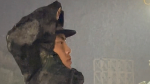 国旗高高飘扬 无惧风雨 国旗高高飘扬 无惧风雨