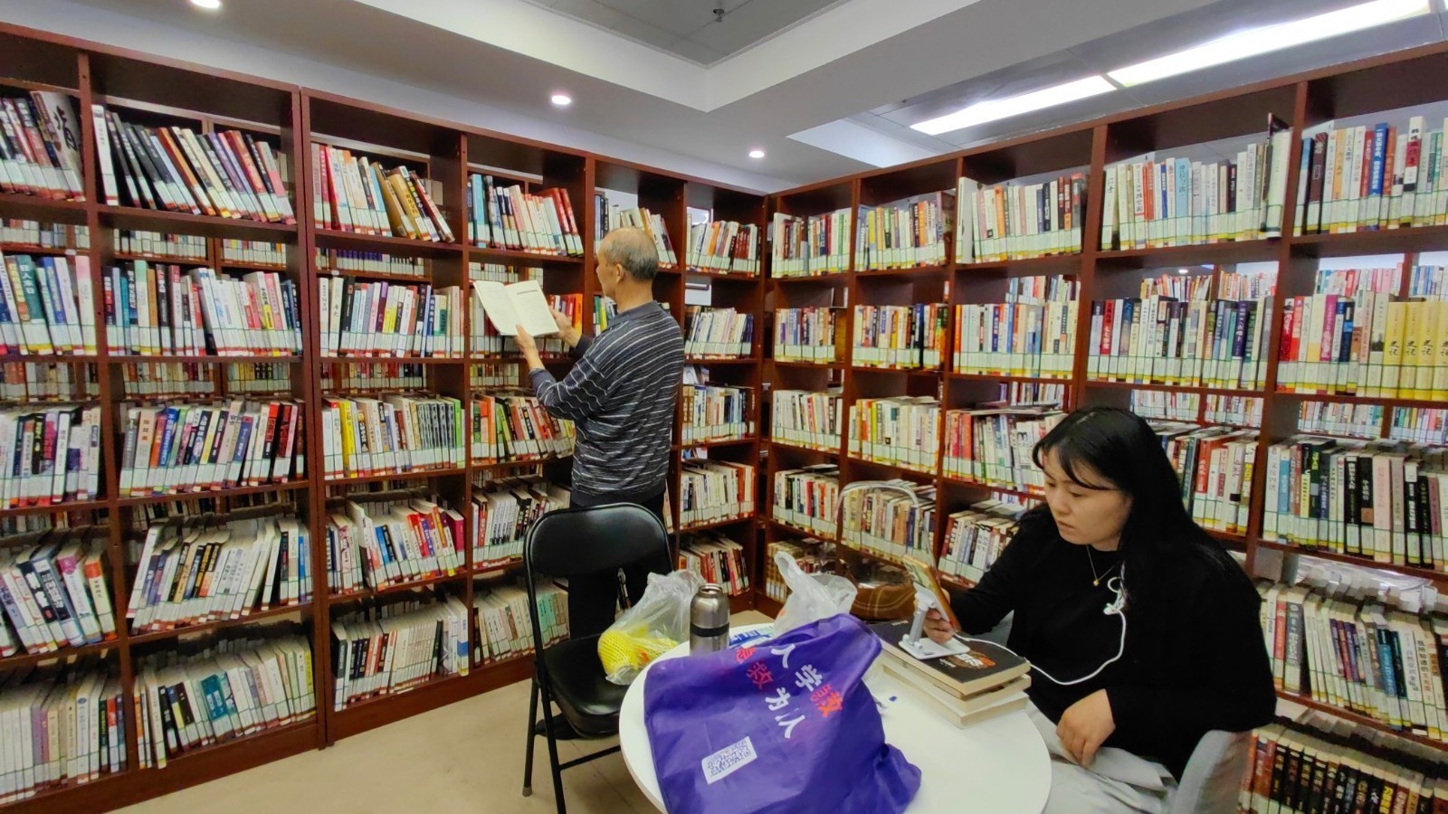 书香沙龙迎世界读书日 创意书签传递阅读温度