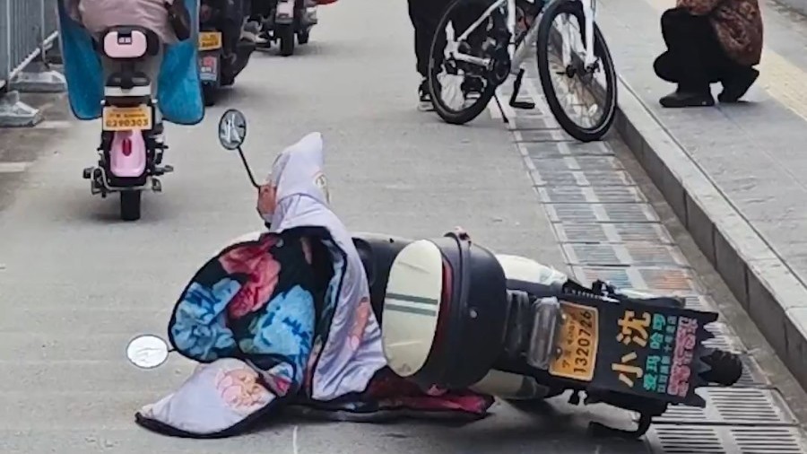 “泥鳅”一样钻来钻去!撞人负全责,赔4万! “泥鳅”一样钻来钻去!撞人负全责,赔4万!