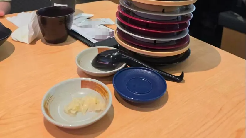 杭州一寿司郎被查盘子10抽10脏，网友：你不洗？北京门店也曾被罚…