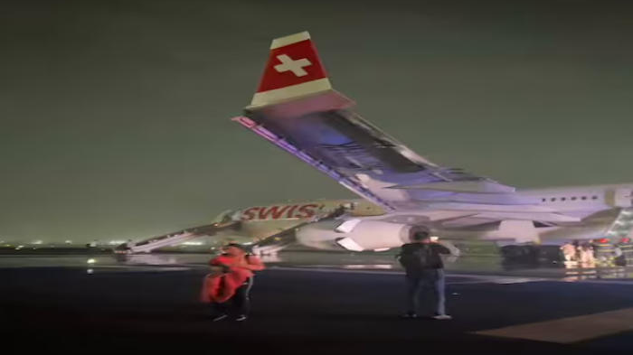 印度新德里一客机起飞时发动机故障起火 6人在紧急疏散中受伤 印度新德里一客机起飞时发动机故障起火 6人在紧急疏散中受伤