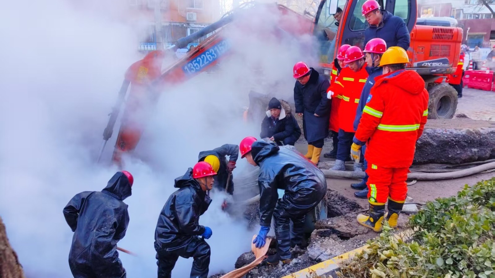 石景山区供暖管线破裂!多部门协同抢修恢复 石景山区供暖管线破裂!多部门协同抢修恢复