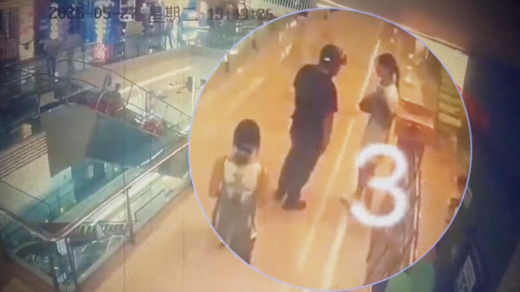 女店员迎客时遭到陌生男子骚扰，店长发现后第一时间冲出制服男子