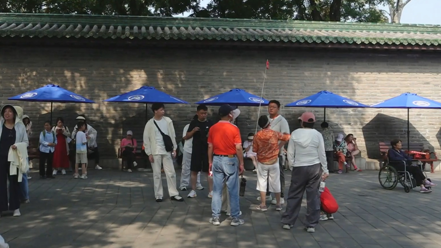 布设遮阳棚遮阳伞 开启清凉喷雾 多家公园推出“清凉游览路线” 布设遮阳棚遮阳伞 开启清凉喷雾 多家公园推出“清凉游览路线”