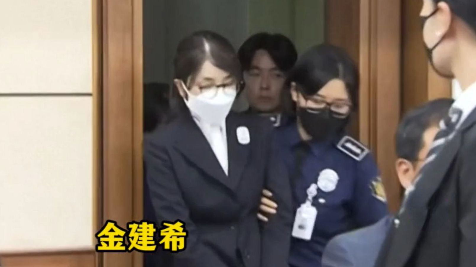 首场庭审画面曝光 韩国法院开审金建希 首场庭审画面曝光 韩国法院开审金建希