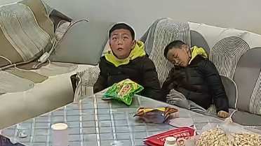 家中顶灯突然起火 三个“小孩哥”临危不乱 上演最强配合成功自救 家中顶灯突然起火 三个“小孩哥”临危不乱 上演最强配合成功自救