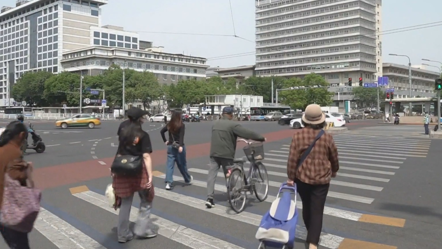 新修订《北京市非机动车管理条例》实施第一天 电动自行车头盔佩戴率显著提升