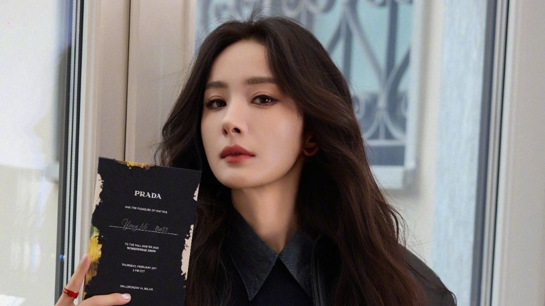 杨幂米兰时装周预热造型释出，波浪卷发搭配ALL BLACK造型酷飒有型