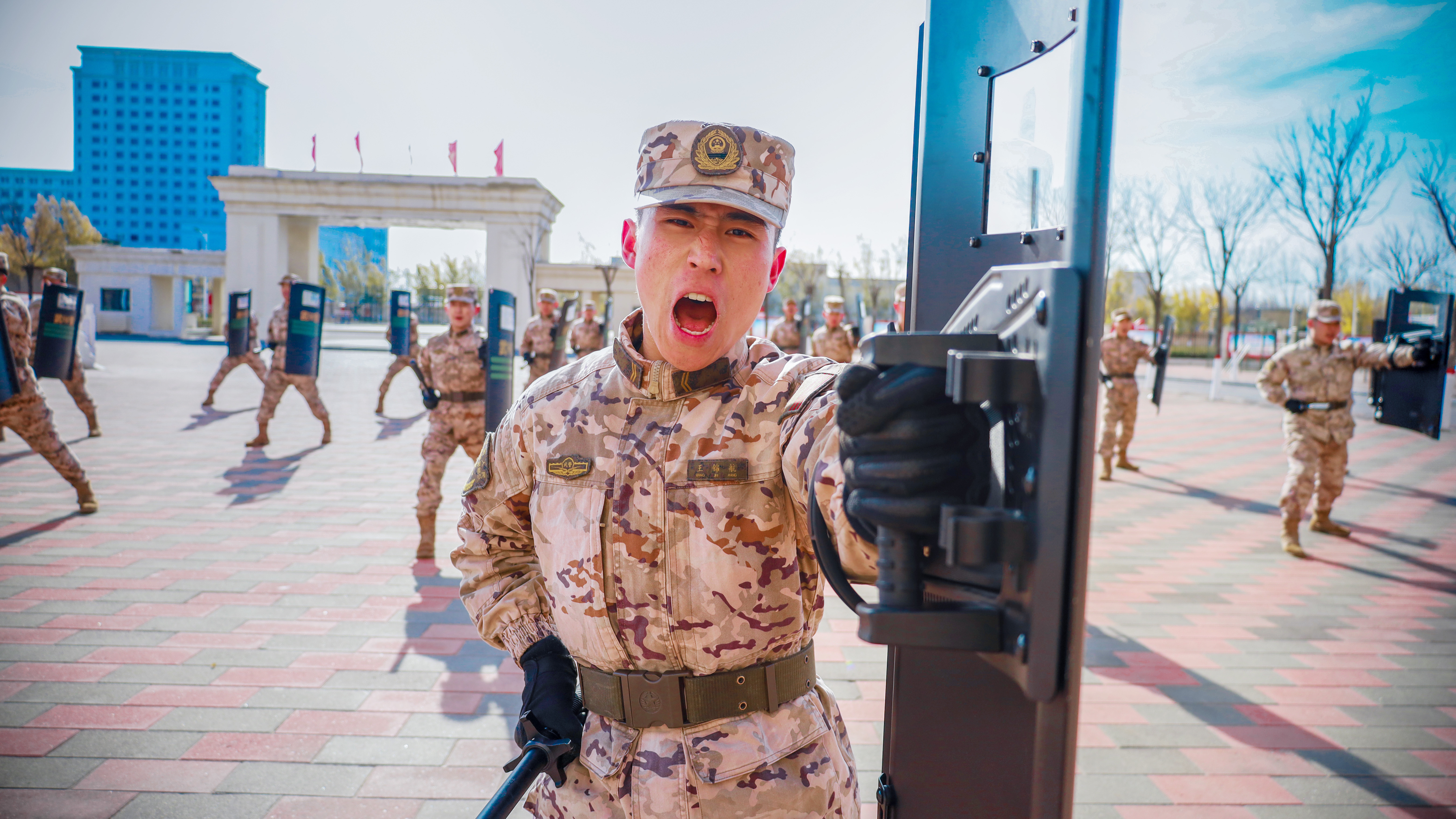初冬砺剑淬锋芒 警棍盾牌练硬功