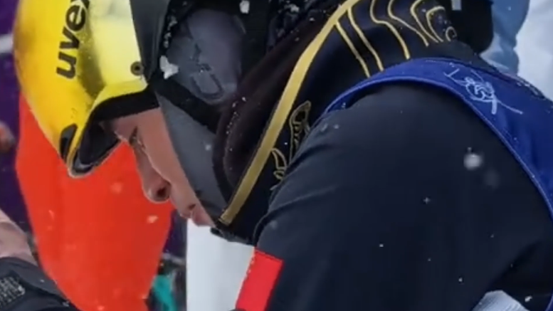 李天马最后一跳失误后落泪,徐梦桃暖心安慰。 李天马最后一跳失误后落泪,徐梦桃暖心安慰。