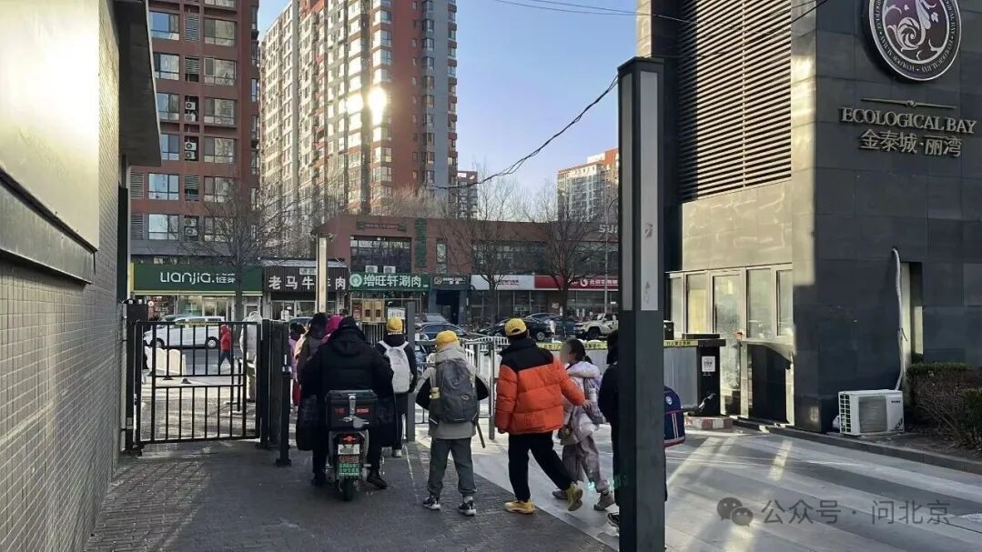 一条小路的“退场”，酿成邻里接送之争……