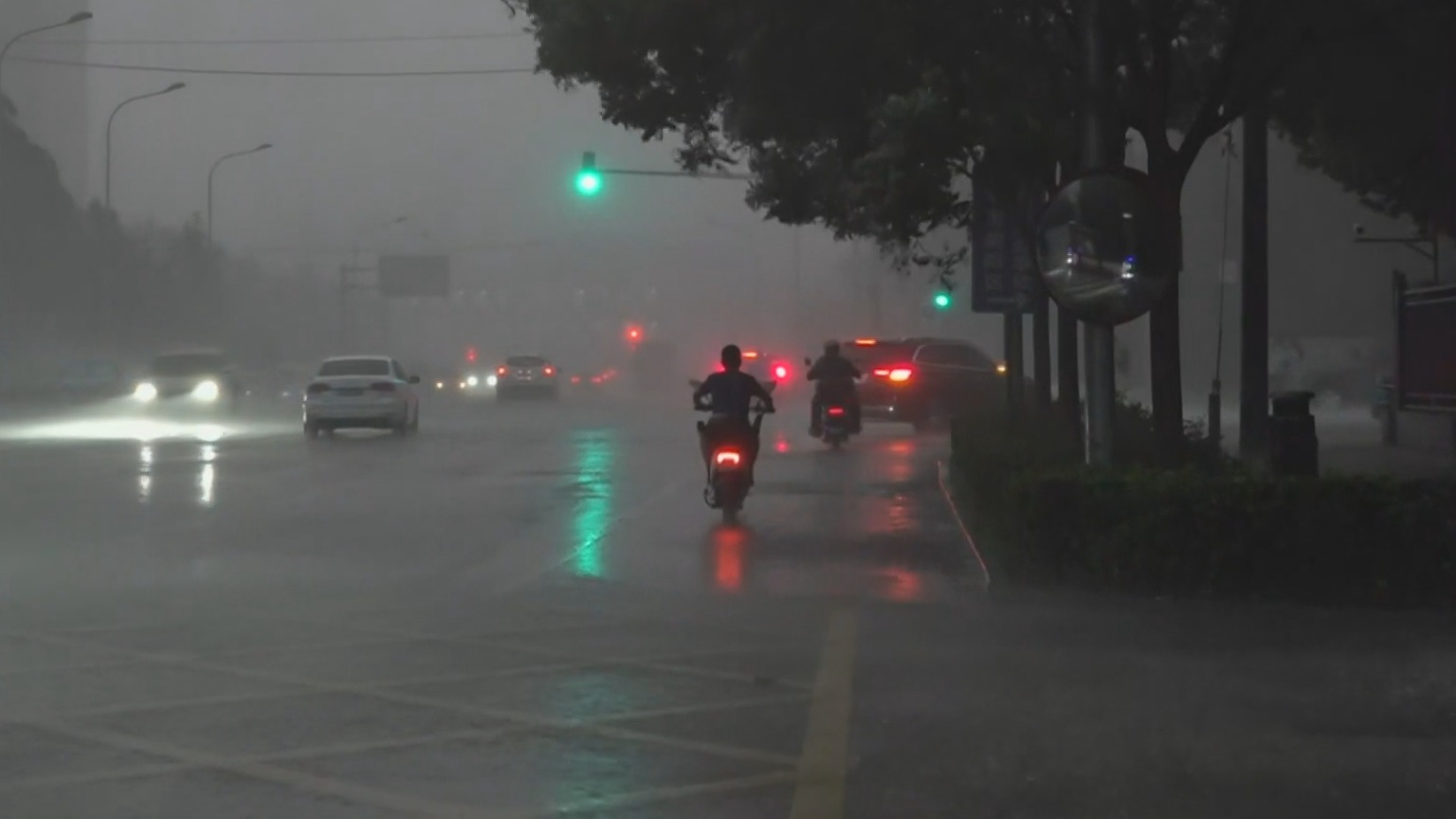 闻汛而动 筑牢防线丨北京发布暴雨橙色预警 七区域升级发布暴雨红色预警 闻汛而动 筑牢防线丨北京发布暴雨橙色预警 七区域升级发布暴雨红色预警
