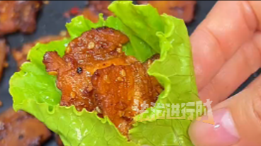 女子频繁食用“生菜卷烤肉”出现腹痛