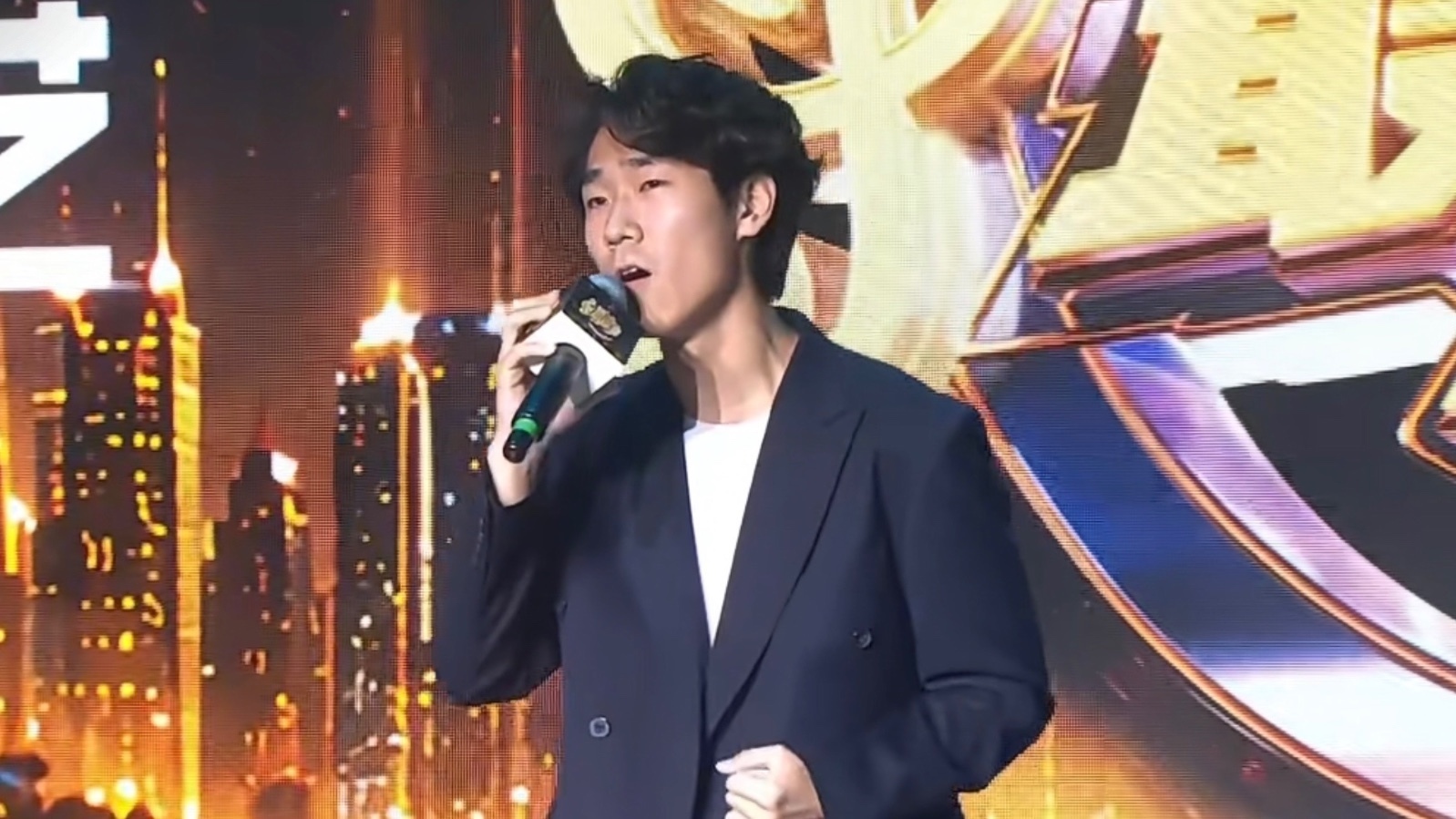 A041号选手闻天宇演唱歌曲《沙龙》